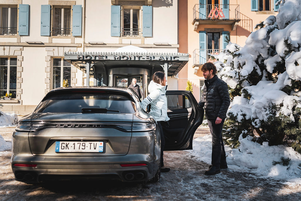 Porshe Panamera garée devant l'Hôtel Mont Blanc Chamonix