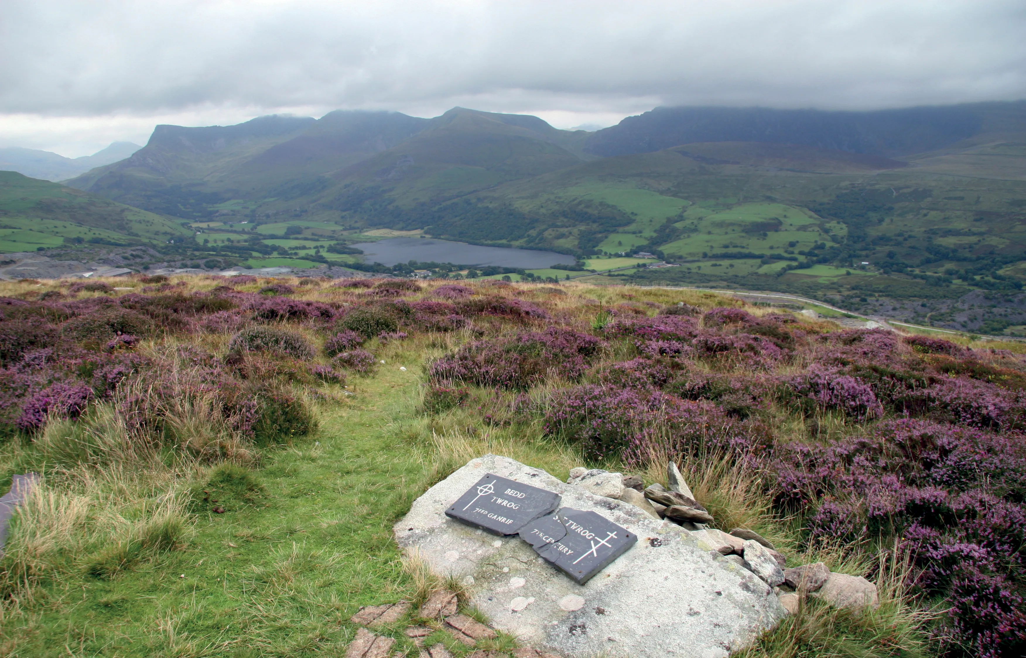 Mynydd y Cilgwyn, Bedd Twrog, Carmel