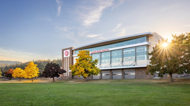 Grande Ronde Hospital paired VR simulation with a tailored preceptor model to reach a 93% nurse residency retention rate, and closed the new-grad readiness gap.