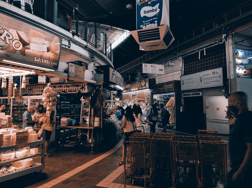 Transform Your Retail Space with Innovative Digital Signage Solutions - Experience the Future of Advertising with Spaik!