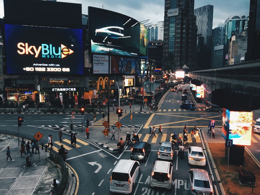 Transform Your Marketing Strategy with DOOH Advertising: Discover Which Businesses Can Benefit!