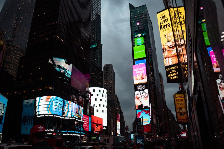 Benefits and Advantages of DOOH Advertising: Boosting Engagement and Visibility