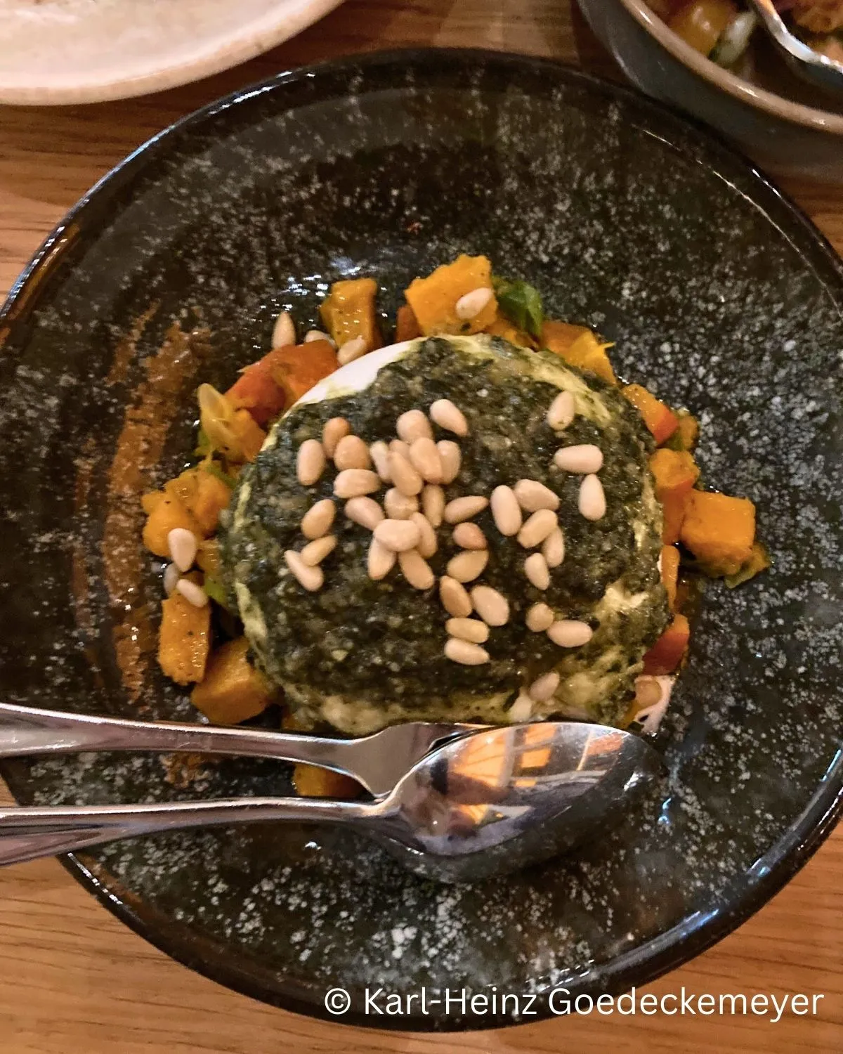 Burrata mit leichter Pesto-Haube, Pinienkernen und eingelegtem Kürbis im Occhio d'Oro