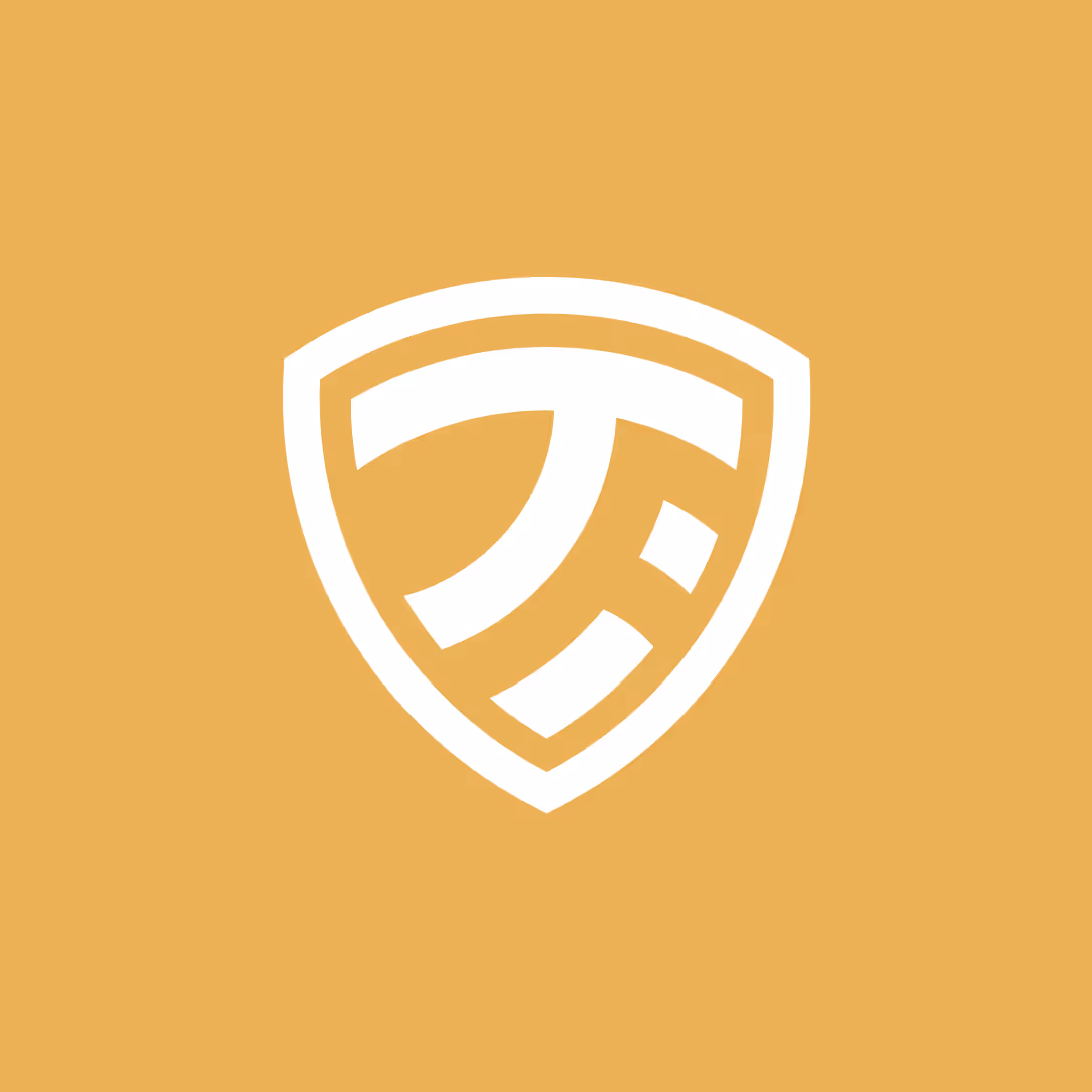 Białe logo TiTAN PPF na złotym tle