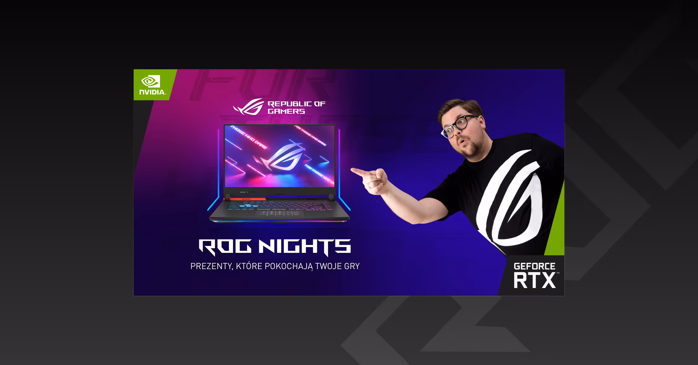 Mężczyzna pokazujący na laptopa Republic of Gamers z podświetlaną klawiaturą i ekranem, na tle logo NVIDIA oraz napisu ROG Nights.