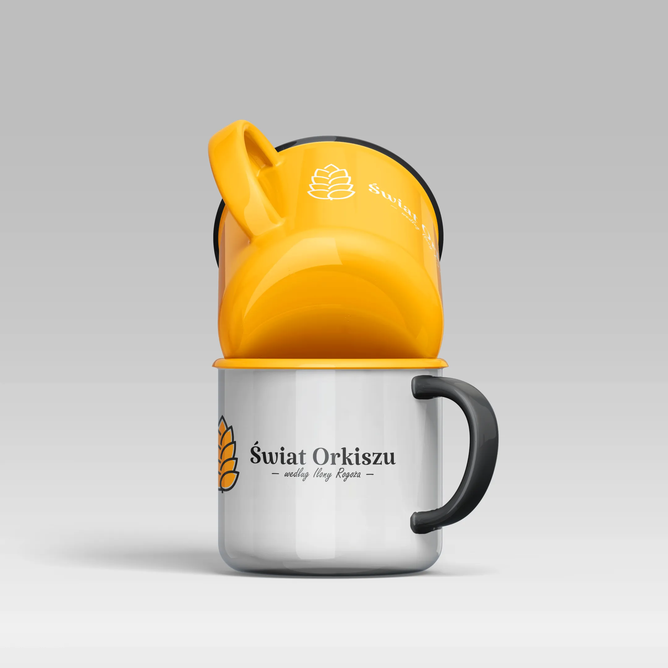 Metalowy kubek z czarnym uchwytem i żółtym kubkiem ustawionym do góry dnem na górze, oba z logo i napisem Świat Orkiszu.
