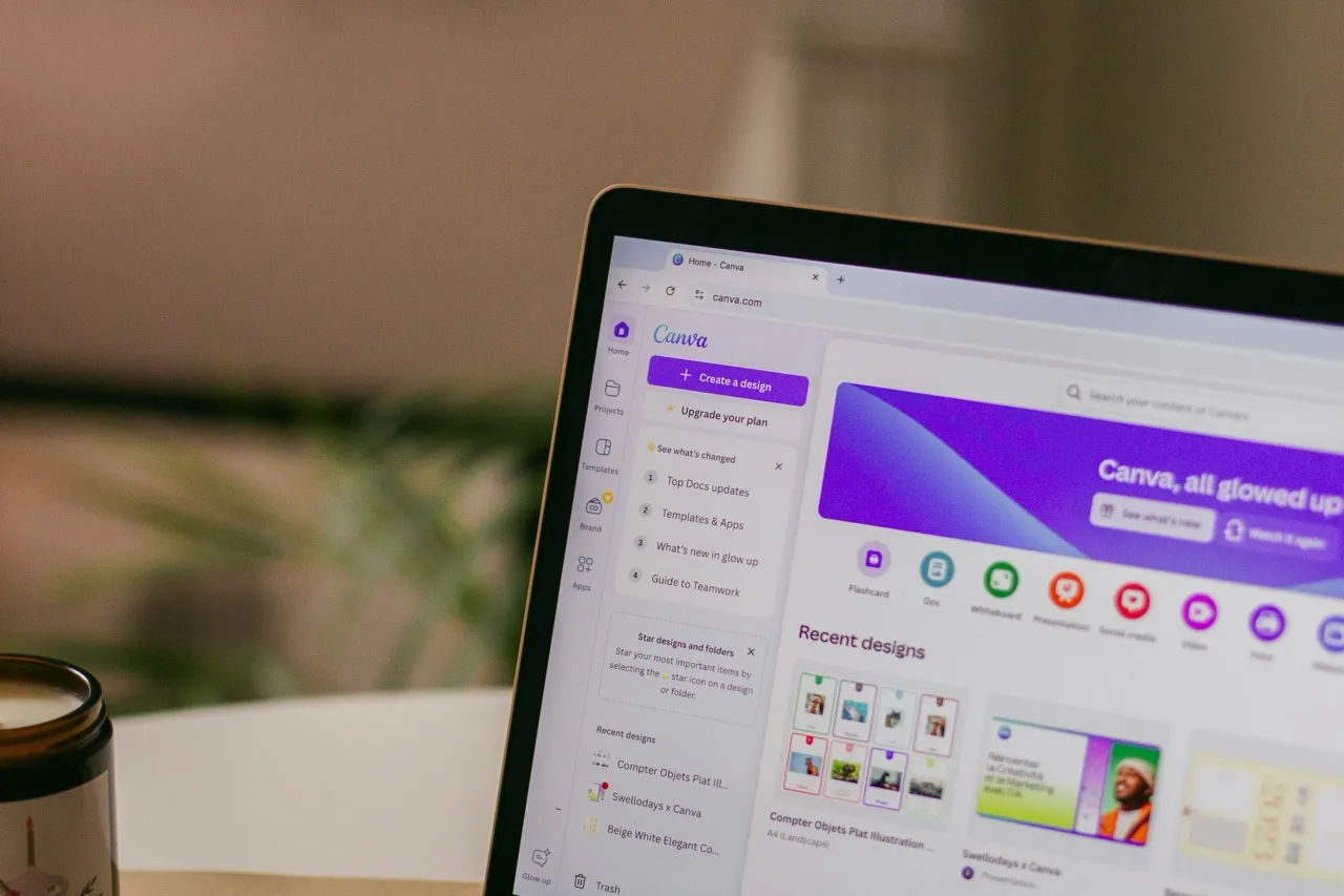 Ekran laptopa pokazujący stronę internetową Canva z opcją tworzenia projektu i ostatnimi projektami.