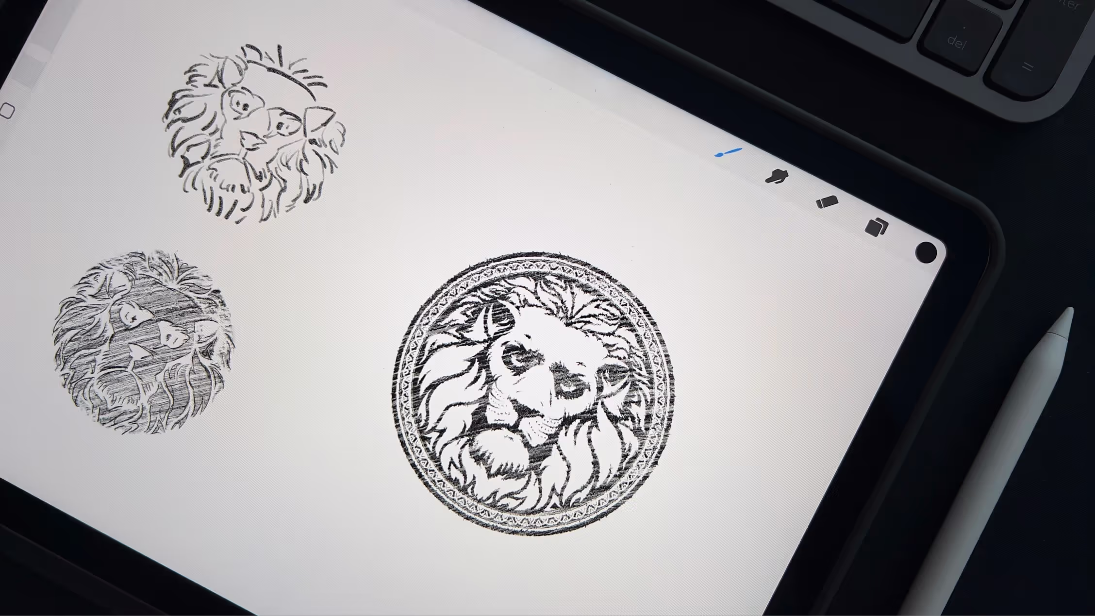Tablet z trzema szkicami głowy lwa w różnych stylach, obok leży rysik cyfrowy.