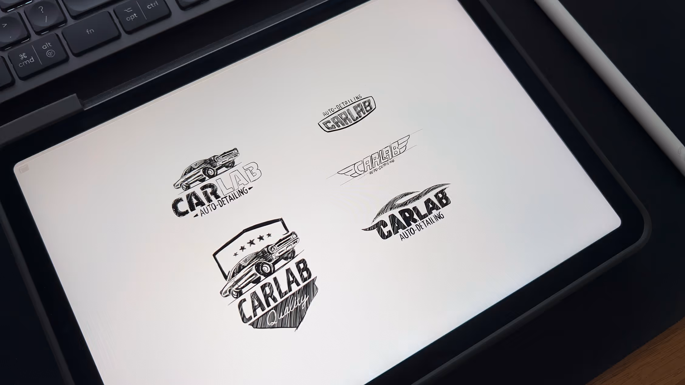 Ekran tabletu pokazujący pięć projektów czarno-białych logo CAR LAB związanych z auto-detailingiem, z motywami samochodów i skrzydeł.