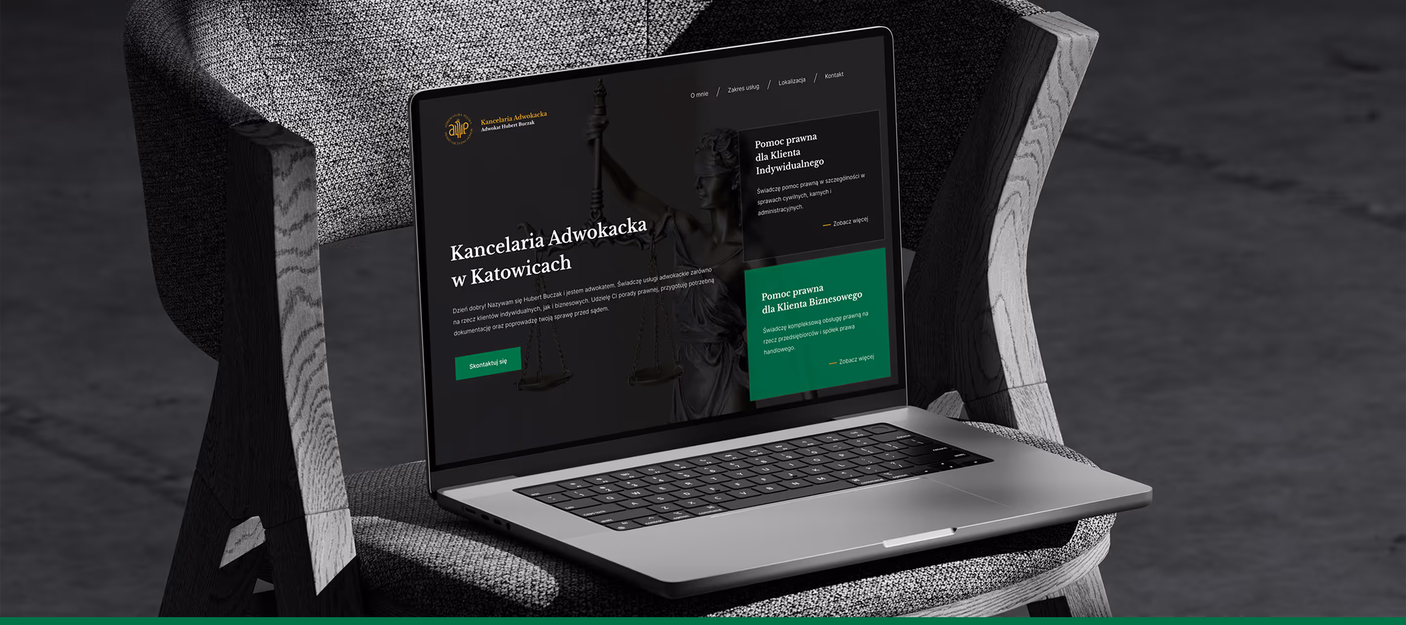 Laptop na krześle wyświetlający stronę kancelarii adwokackiej Adwokata Huberta Buczaka w Katowicach z ofertą pomocy prawnej dla klientów indywidualnych i biznesowych.