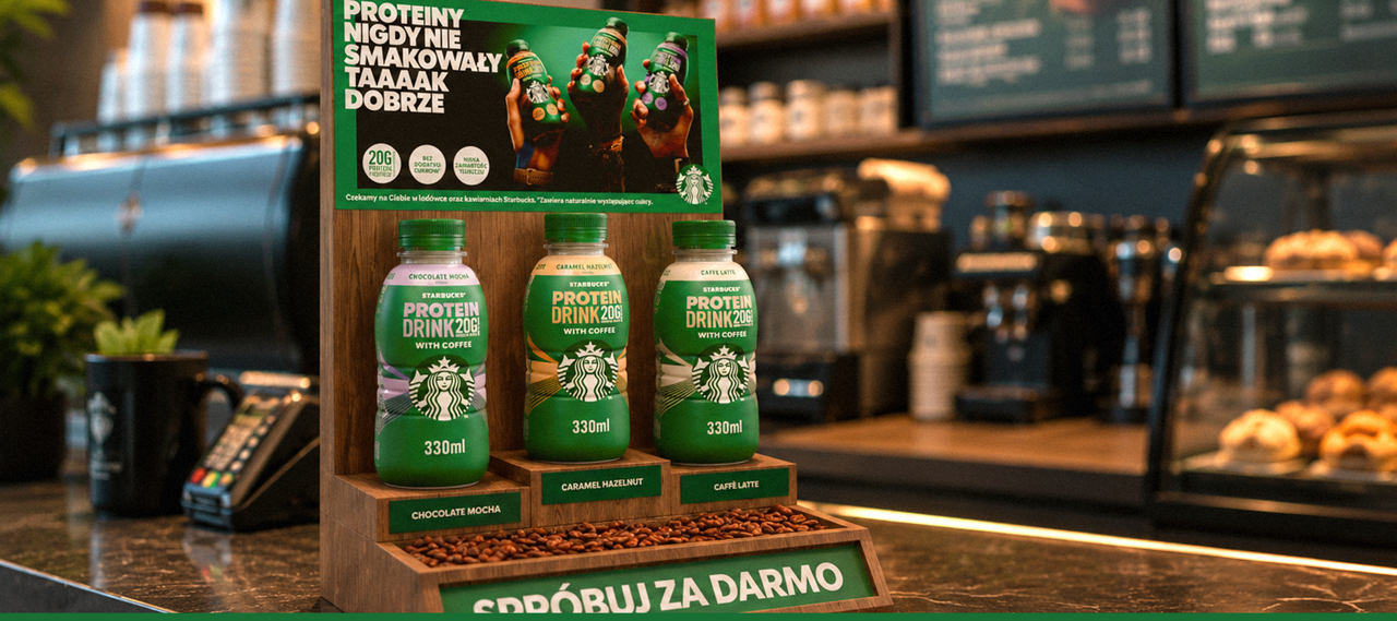 Trzy butelki białkowego napoju Starbucks z kawą na ladzie kawiarni, smak czekoladowy, karmel, latte.