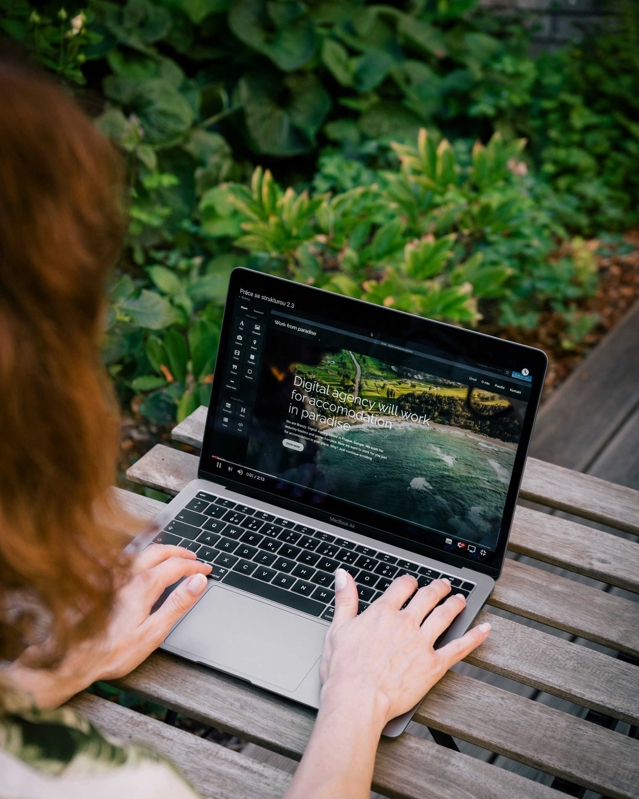 Osoba pracująca na laptopie nad projektem strony internetowej