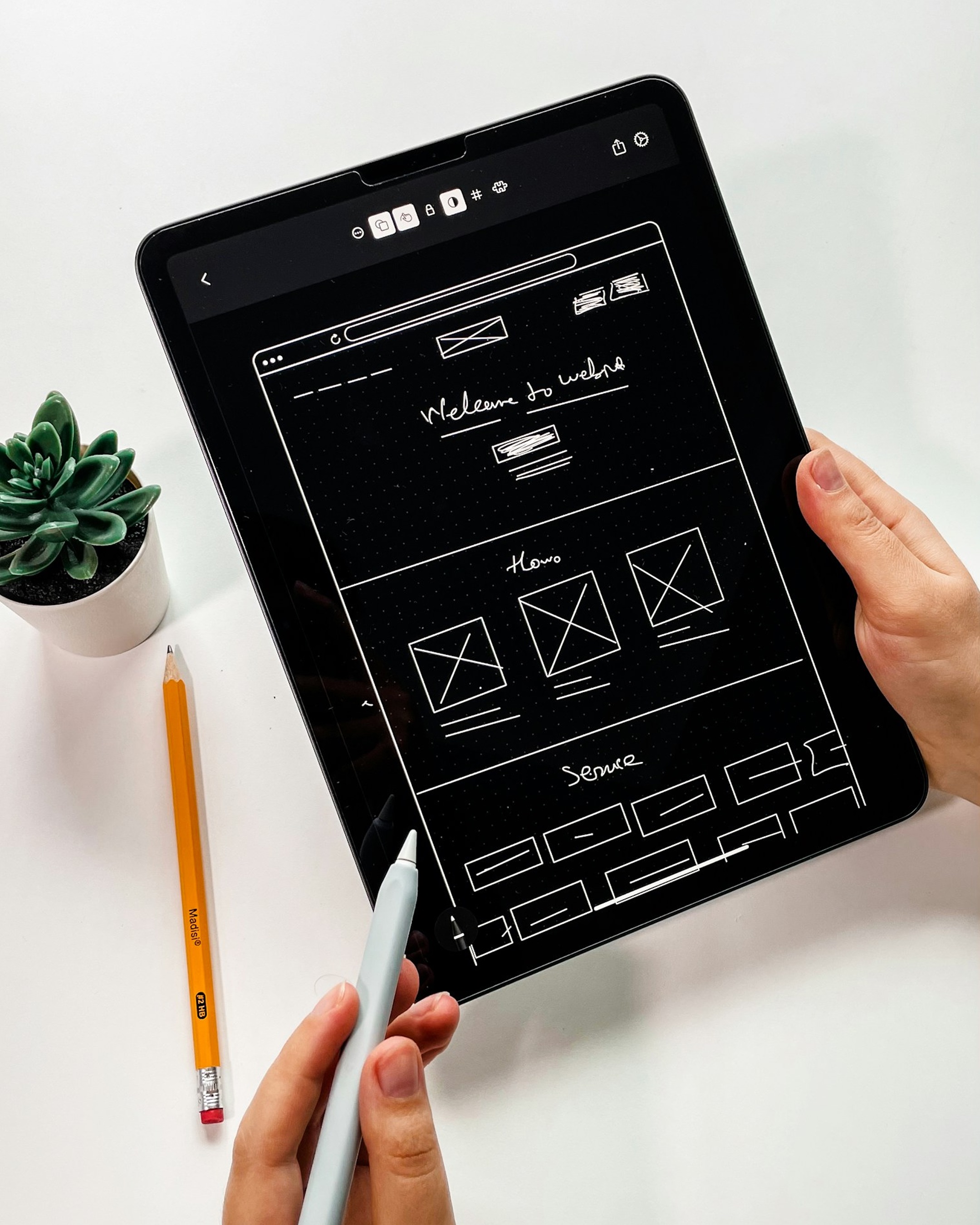 Szkic struktury strony internetowej na tablecie podczas projektowania UX