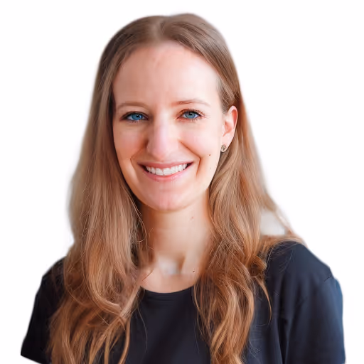 Junge Frau mit langen blonden Haaren und blauem Shirt lächelt vor weißem Hintergrund.