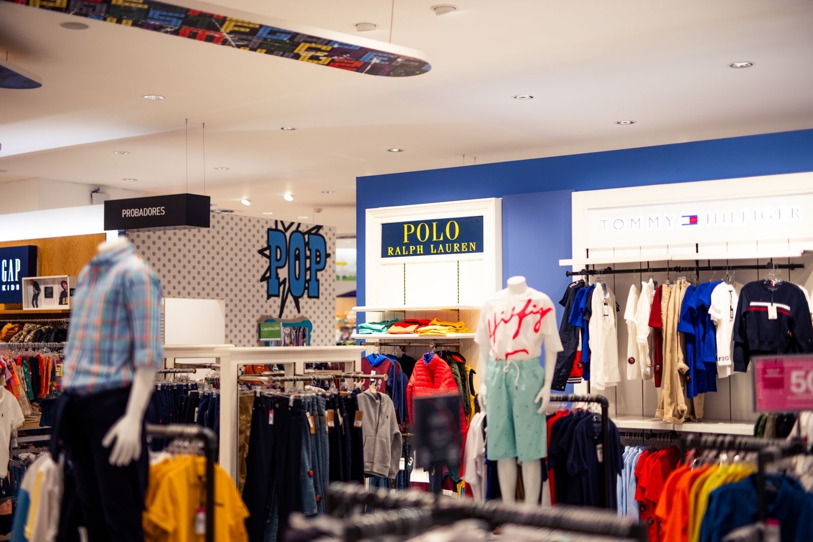 Erlebnisorientierter Modestore mit lebendiger Inszenierung