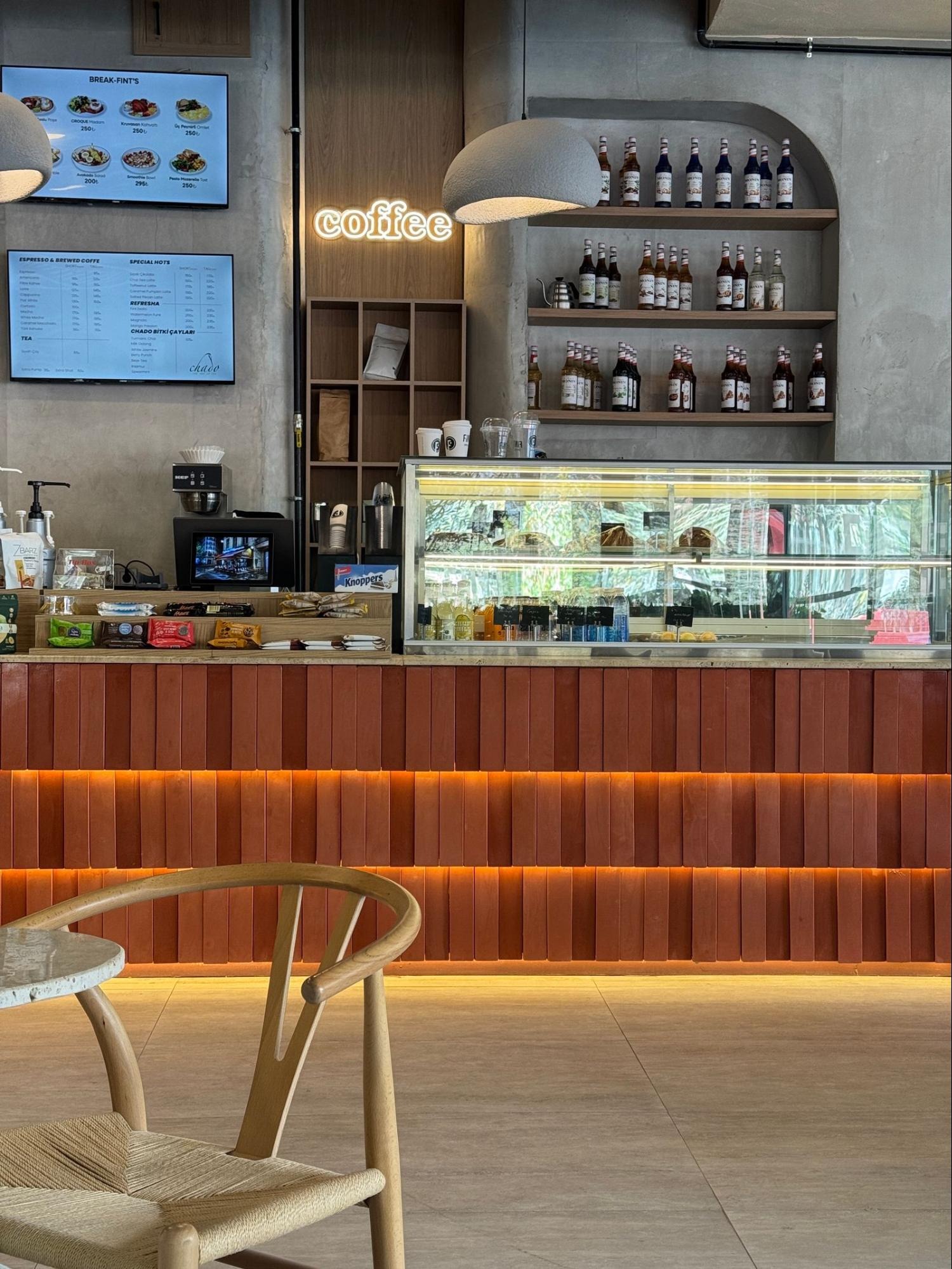 Stilvolles Café mit warmer Atmosphäre als gastronomischer Treffpunkt