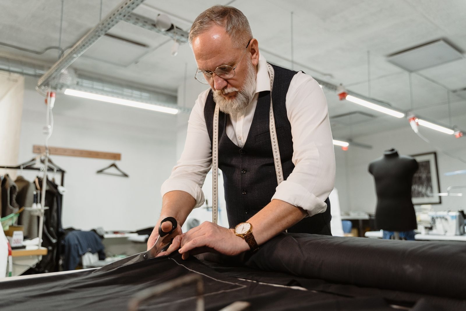 Reparatur eines Kleidungsstücks als Symbol für nachhaltigen Handel