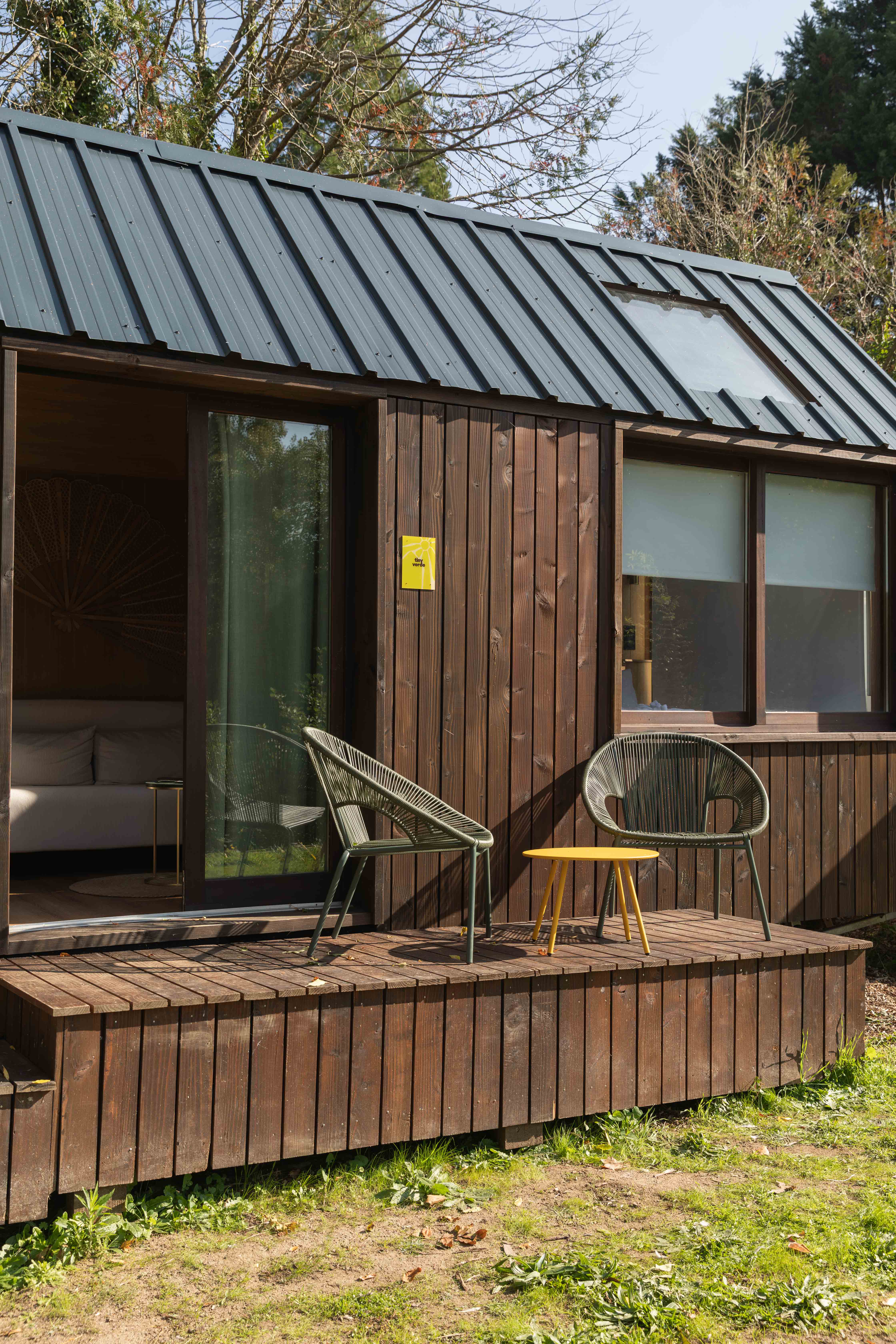 Lodge Pampa Verde en bois avec terrasse et fauteuils, domaine PAMPA d'Étival-lès-le-Mans