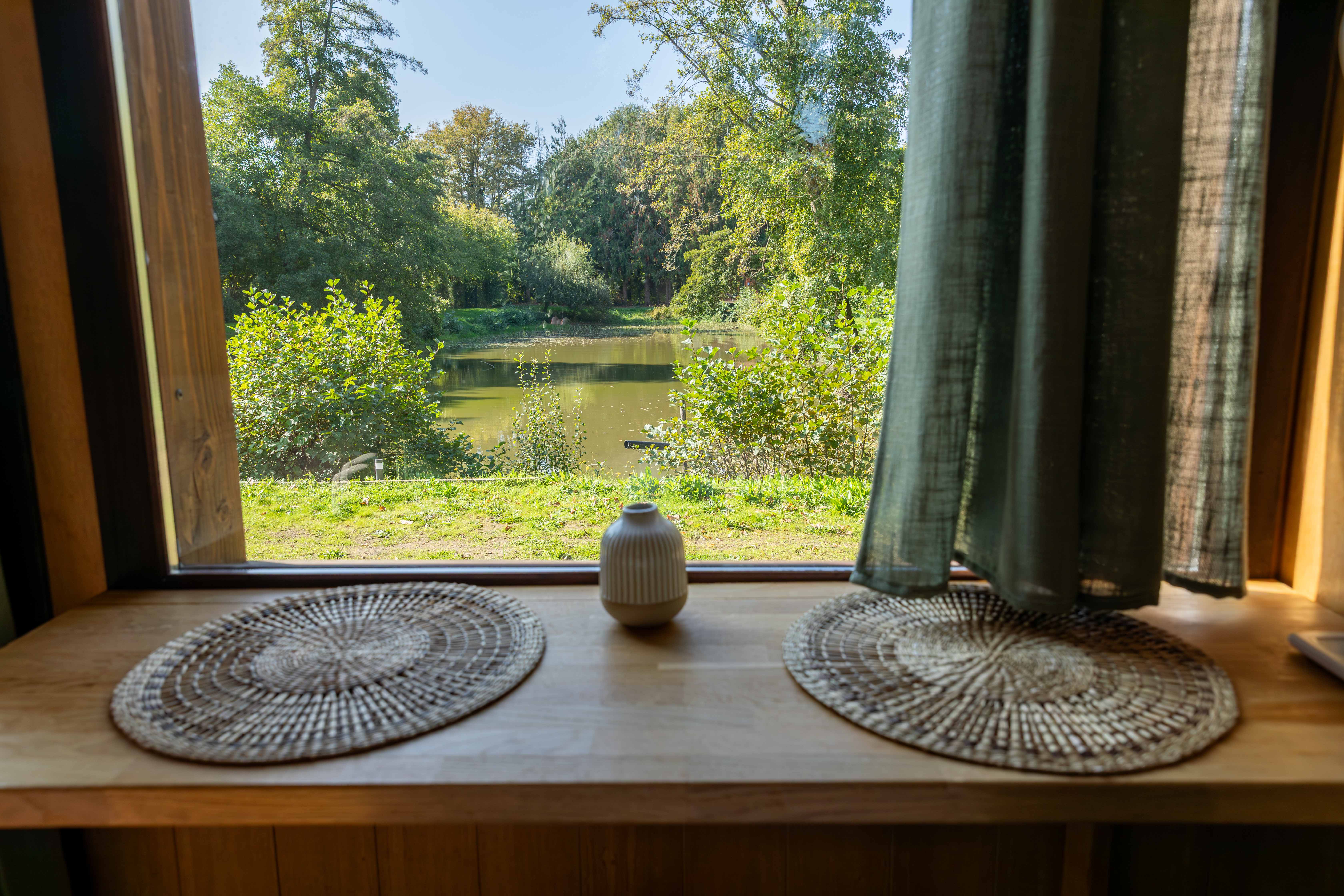 Pampa Verde : table face à la fenêtre avec vue sur l'étang
