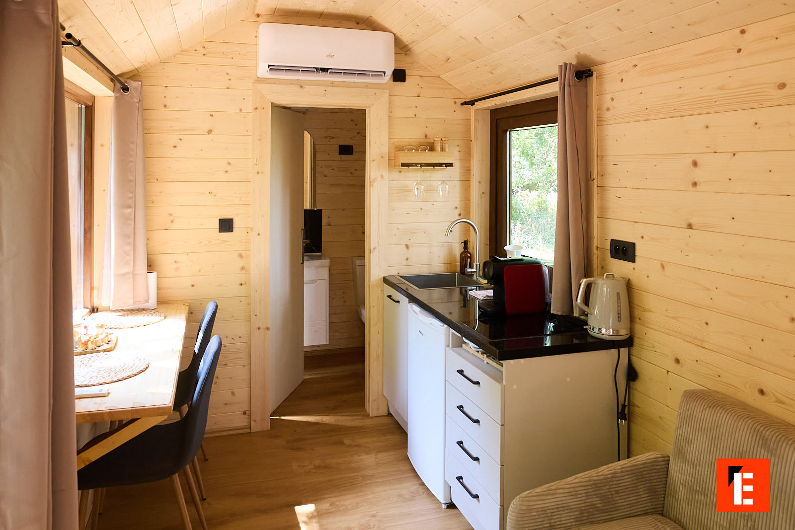 Pampa Solea : intérieur en bois avec cuisine équipée et coin repas