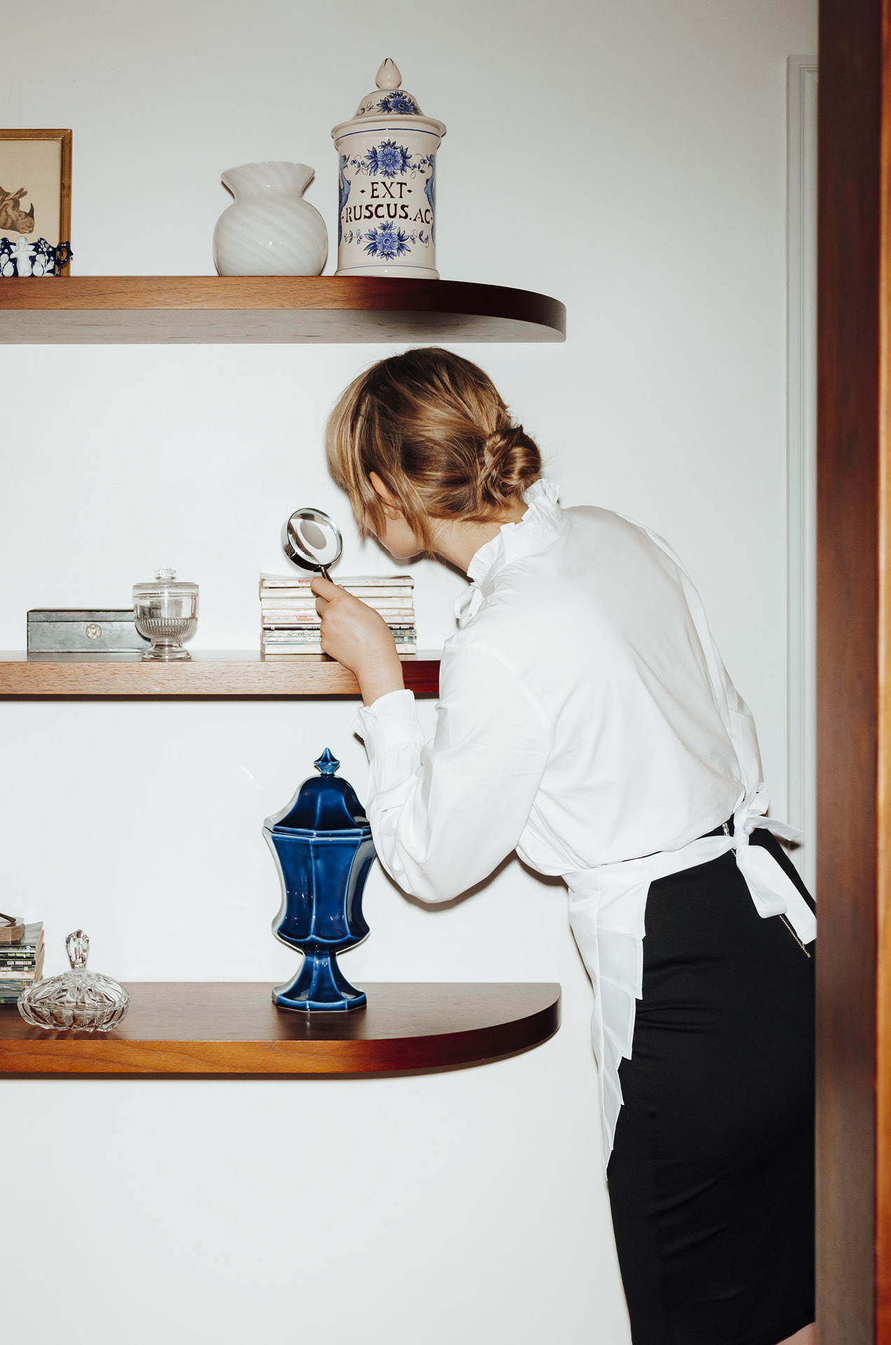 Femme qui tire les rideaux Machefert Group