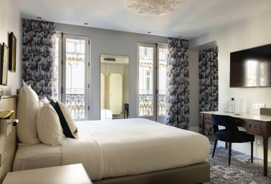 Lit double avec rideaux Machefert Group