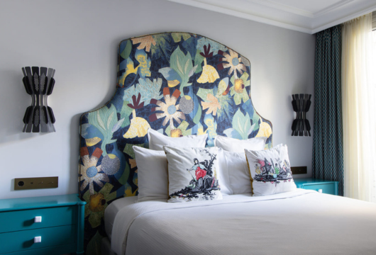 Chambre Executive hôtel avec lit king size, coin salon et douche à l’italienne moderne