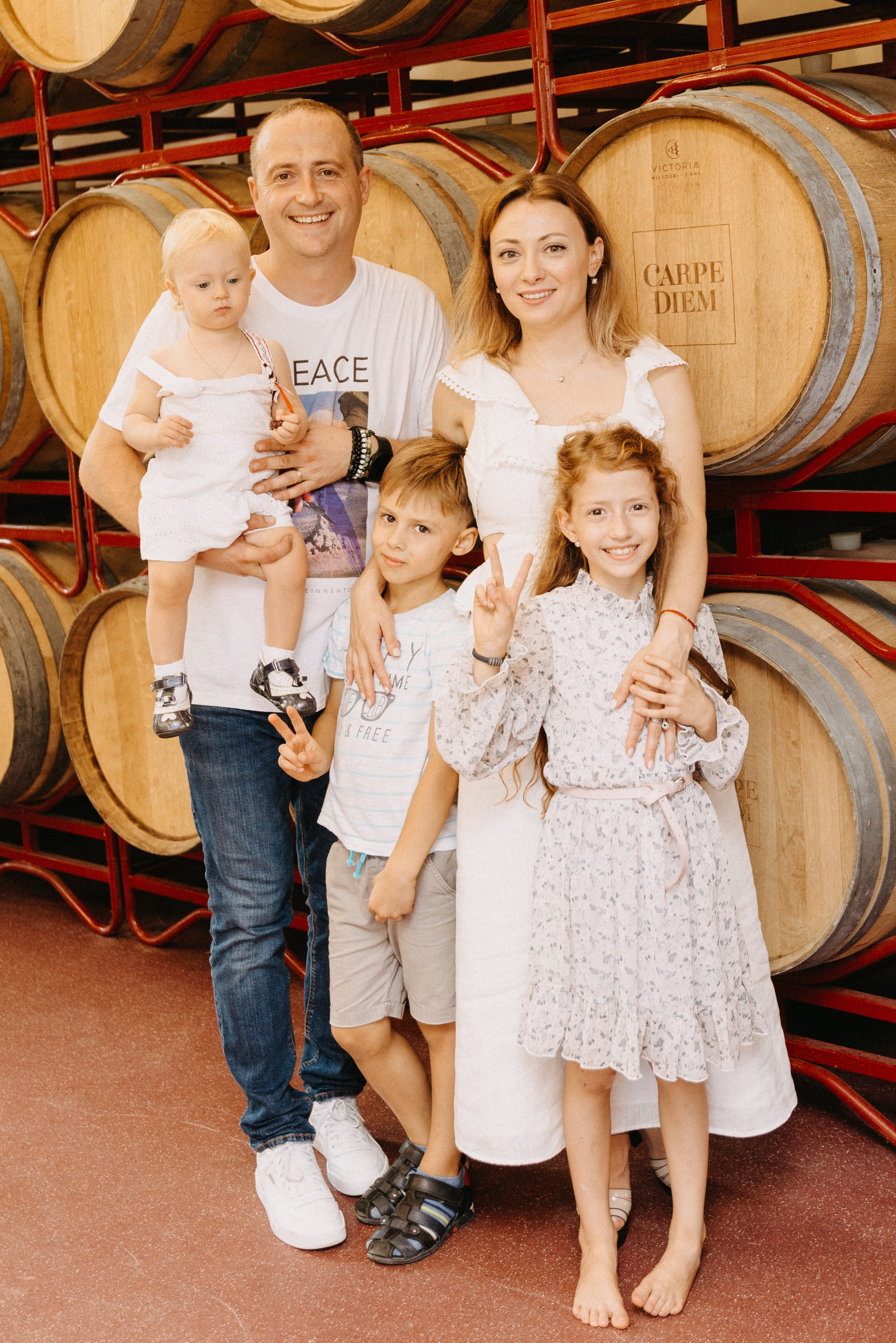 Familia Luca, cu copiii, la vinărie