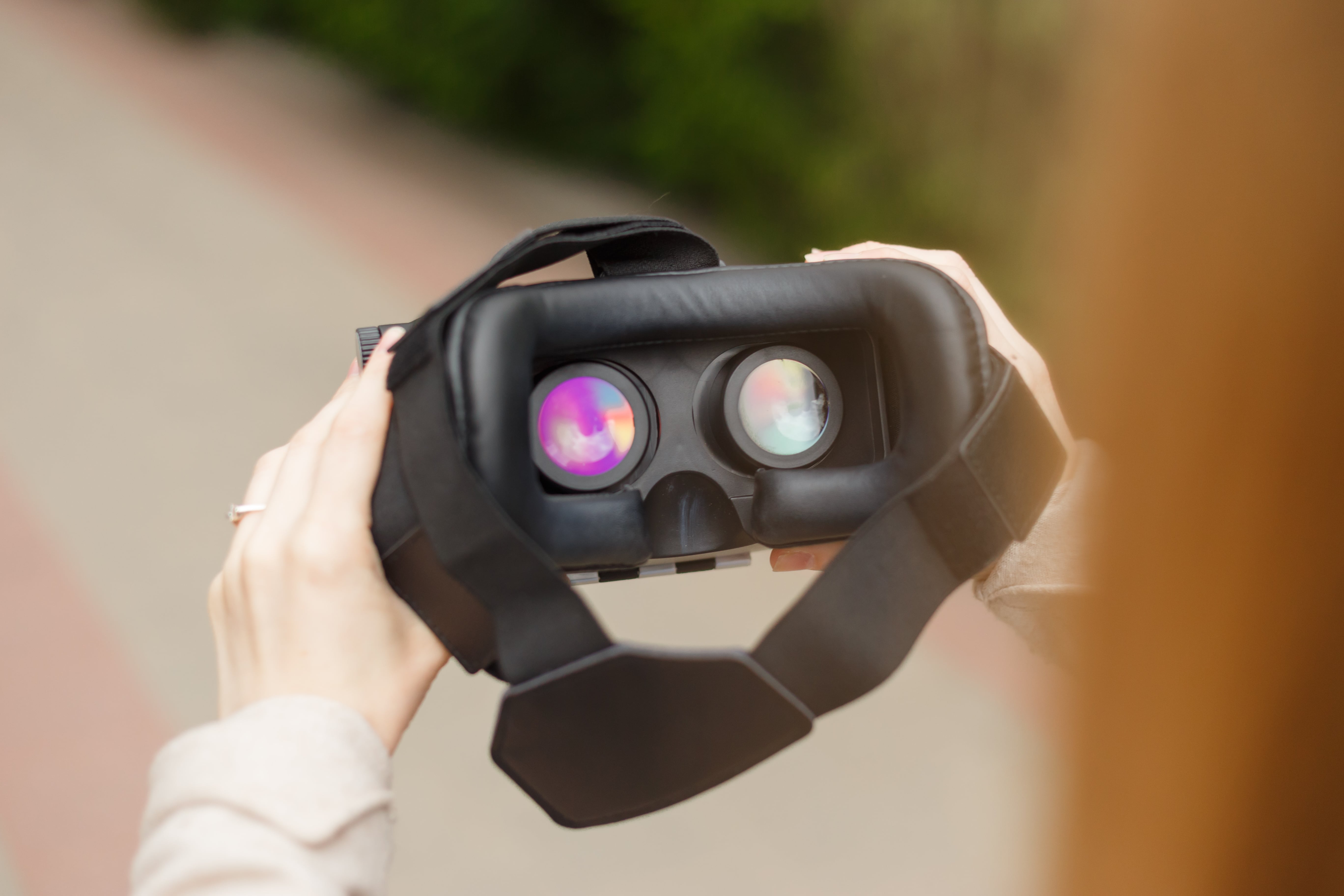 Wnętrze gogli VR z widocznymi soczewkami – rozwiązanie dla osób z wadami wzroku