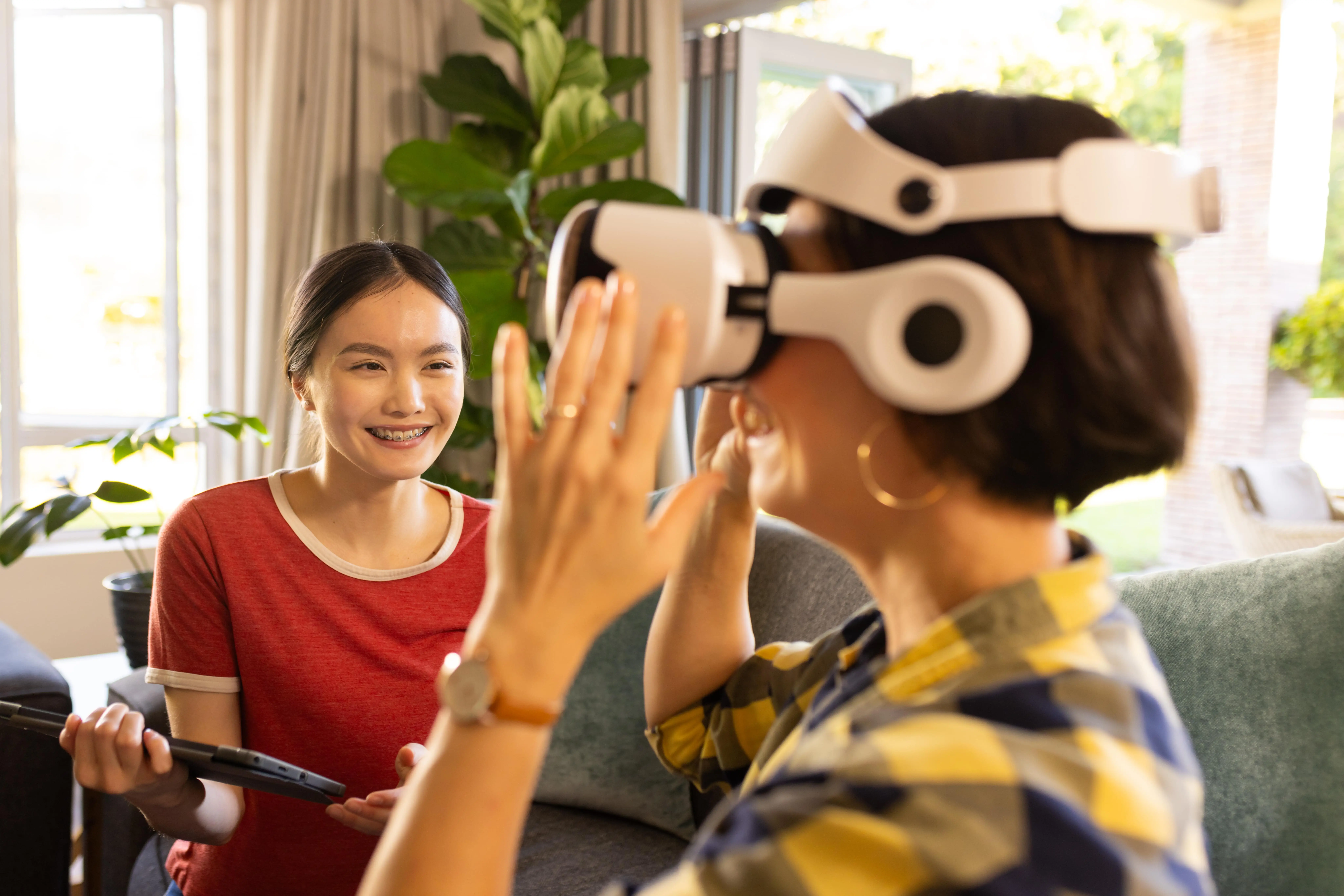 Terapeutka i pacjentka podczas sesji z goglami VR w spokojnym otoczeniu