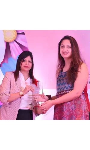 Khyati Gupta from Pinkishe Foundation receives the 'Women Icon Award 2024'.