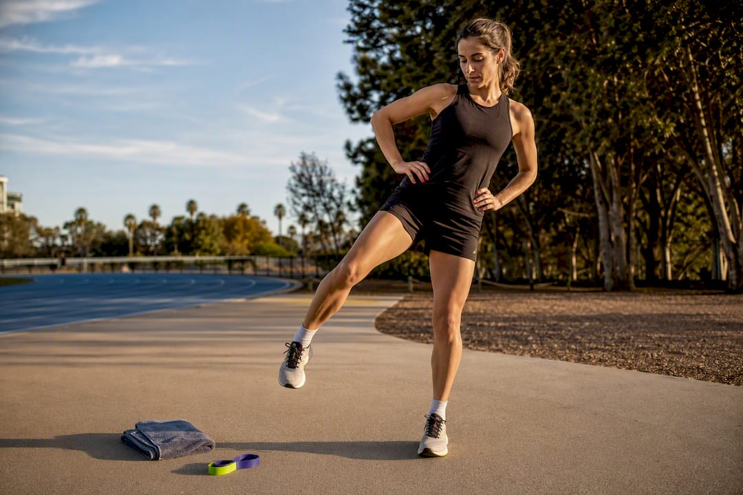 Runner practicing a single-leg hip hitch