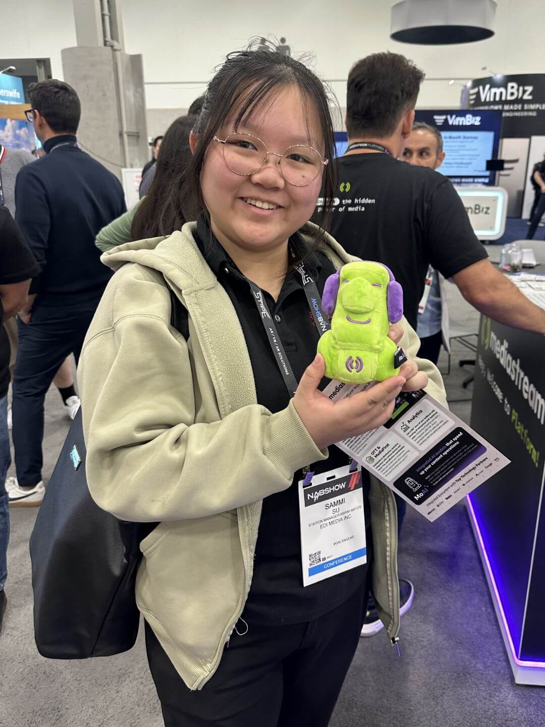 Woman holding the Mediastream MoAI mascot