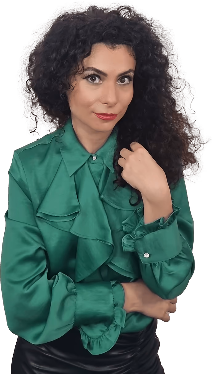 Femeie cu păr creț, bluză verde cu volane și machiaj cu ruj roșu.