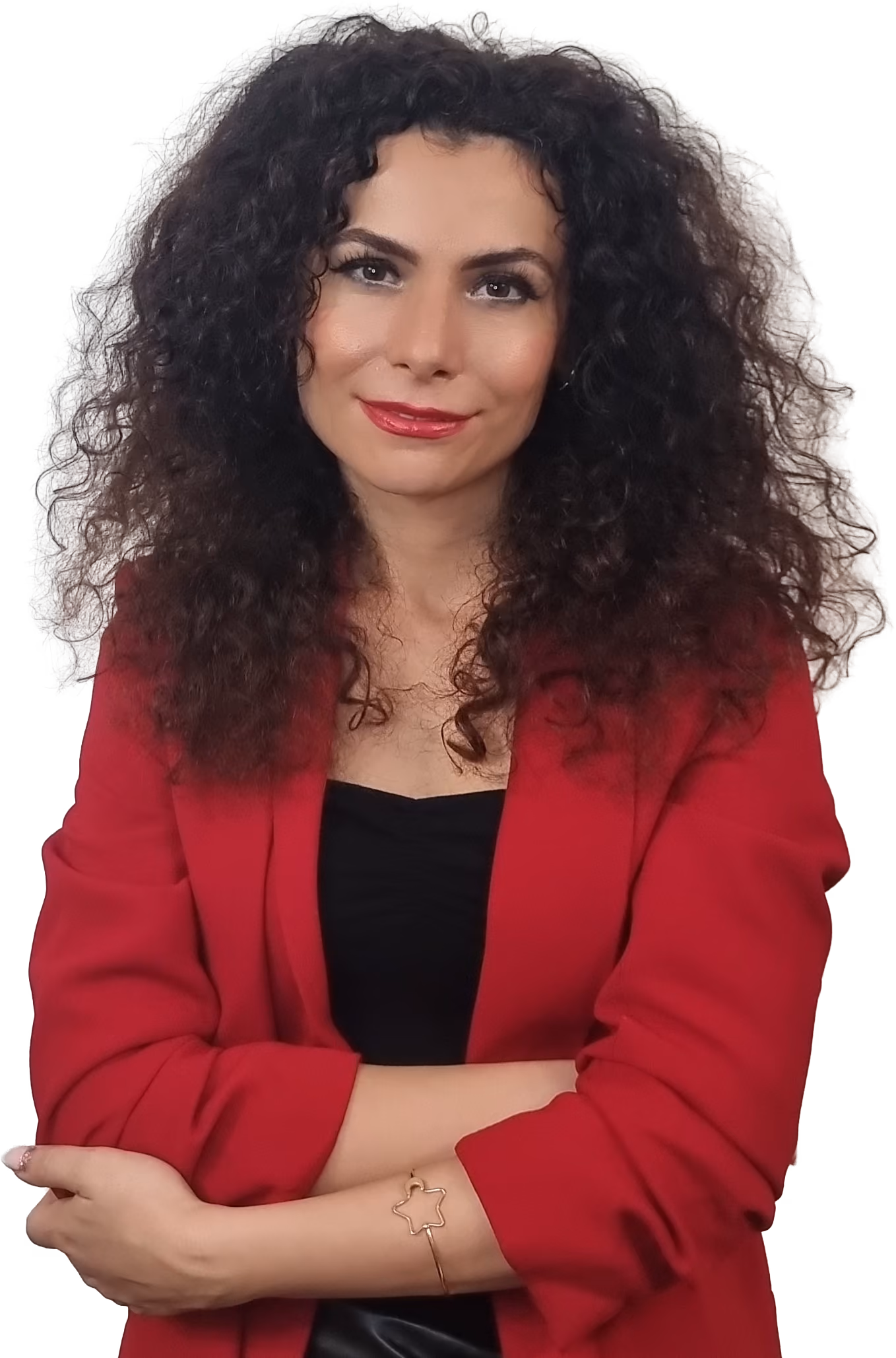 Femeie cu păr creț, rochie neagră și sacou roșu, zâmbind ușor cu brațele încrucișate.