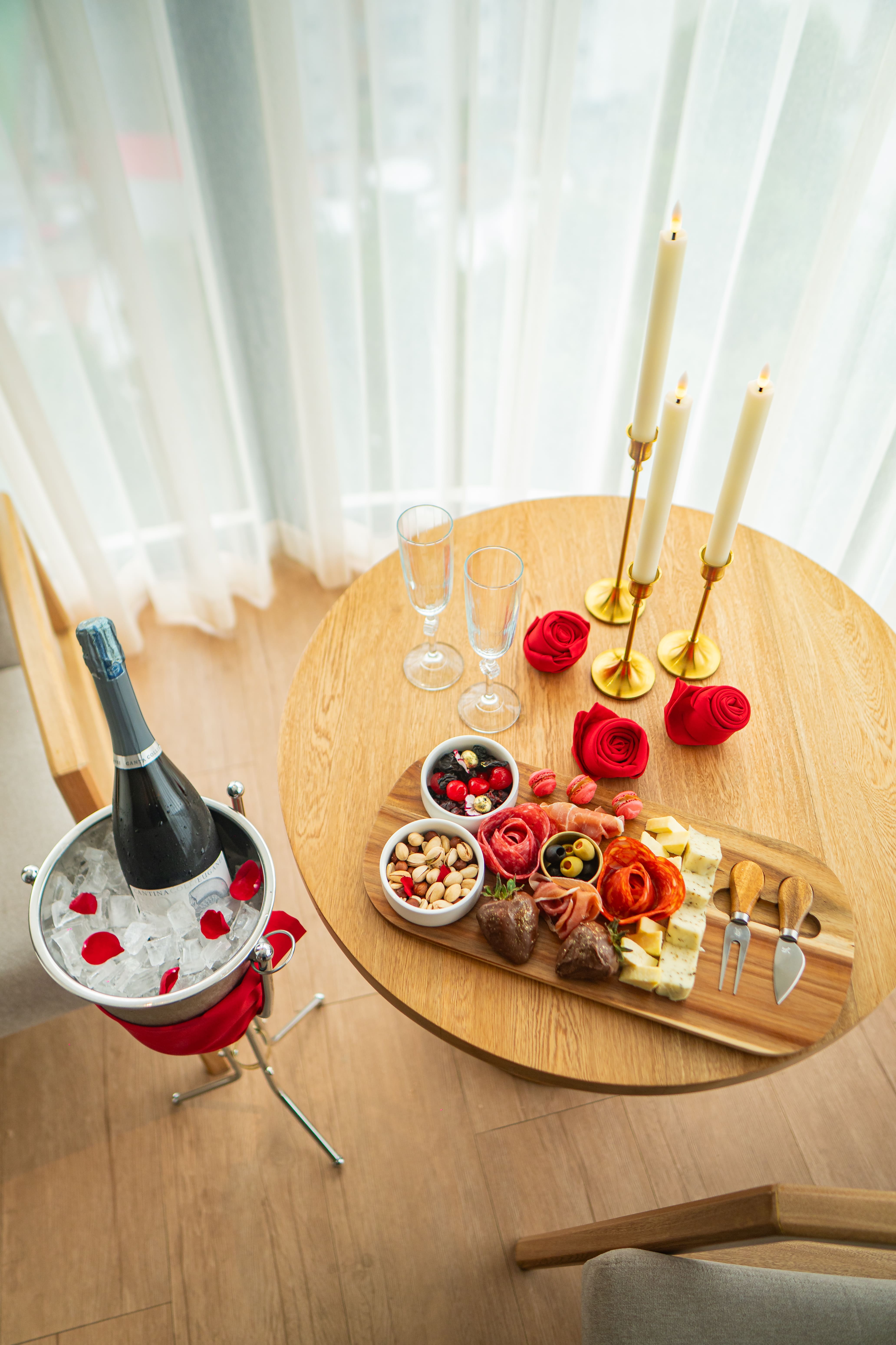 Plan romántico: Suite con balcón y tina