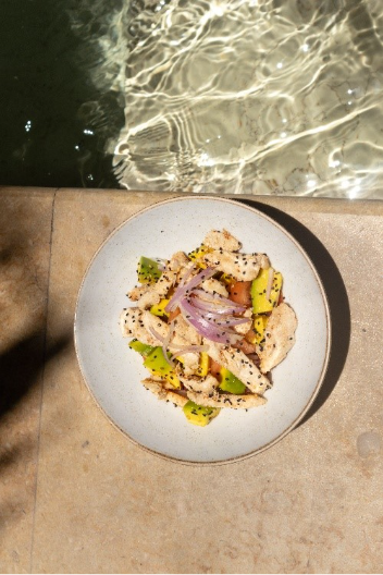 Plato de gastronomía caribeña en Cartagena