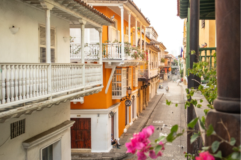 Balcones del Centro Histórico de CartagenaVista de una calle del Centro Histórico de Cartagena con fachadas coloniales, balcones de madera y flores.