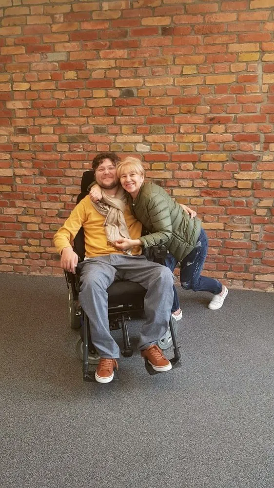 Paweł und seine Mutter Regina umarmen sich
