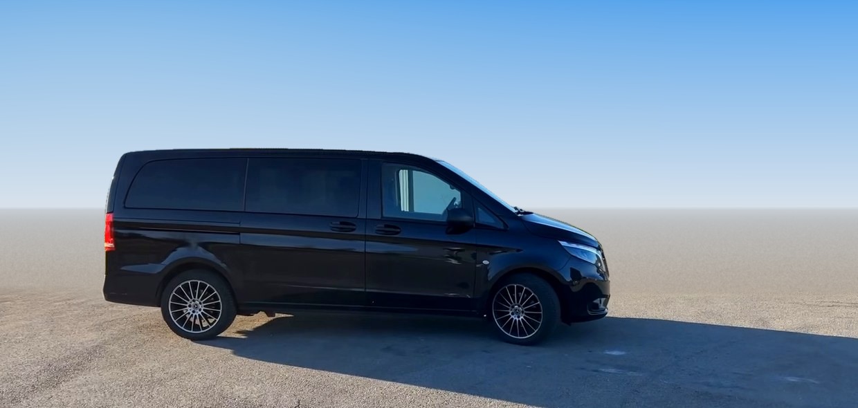 Minibus Mercedes Vito noir d’EMS Location, vue de profil
