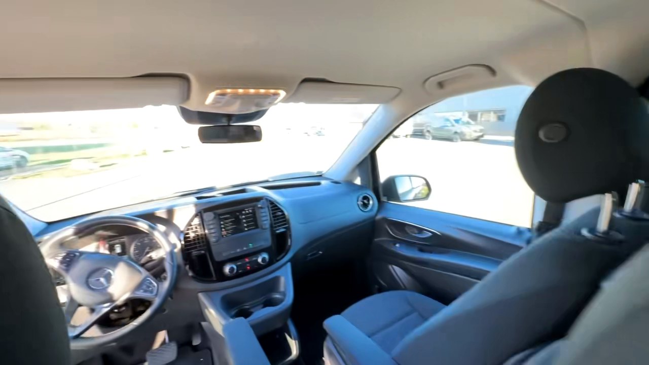 Poste de conduite du minibus Mercedes Vito