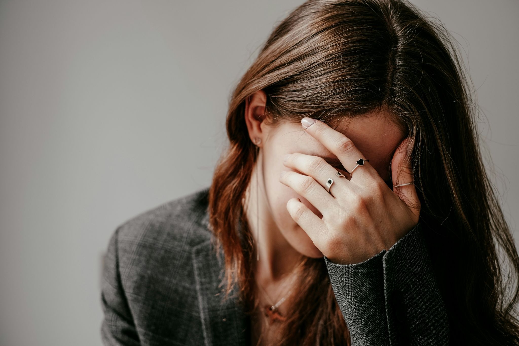 Woman experiencing overwhelm, anxiety, and self-pressure, common emotional patterns linked to perfectionism and chronic pain.