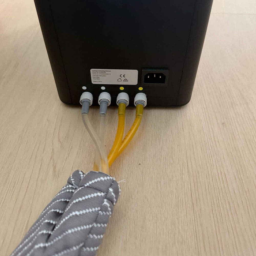 NapPod™ 1.0 baseenhed med tilsluttede vandslanger til køling og opvarmning af begge sider af sengen.
