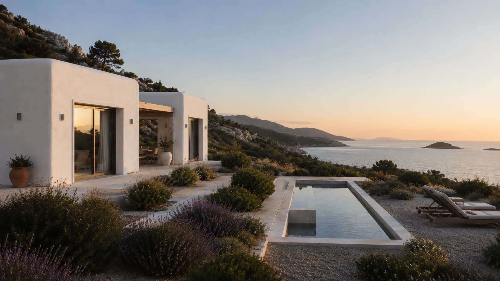 Innenhof des Hauses Ibiza mit großem Sofa, Holztisch, Steinmauer und Sabina-Balken.