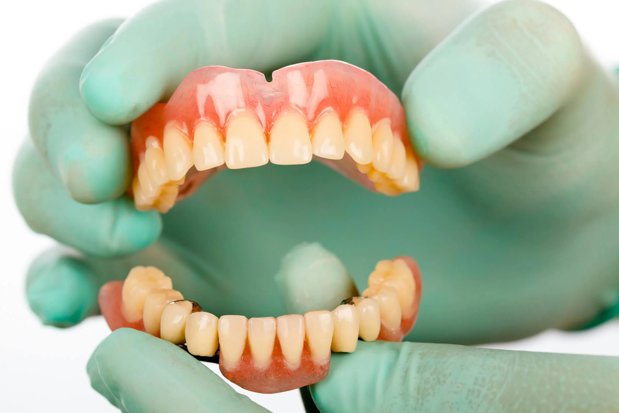 How to Clean Dentures Properly Without Damaging Them 
