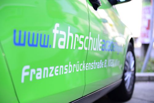 Fahrschulauto seitlich