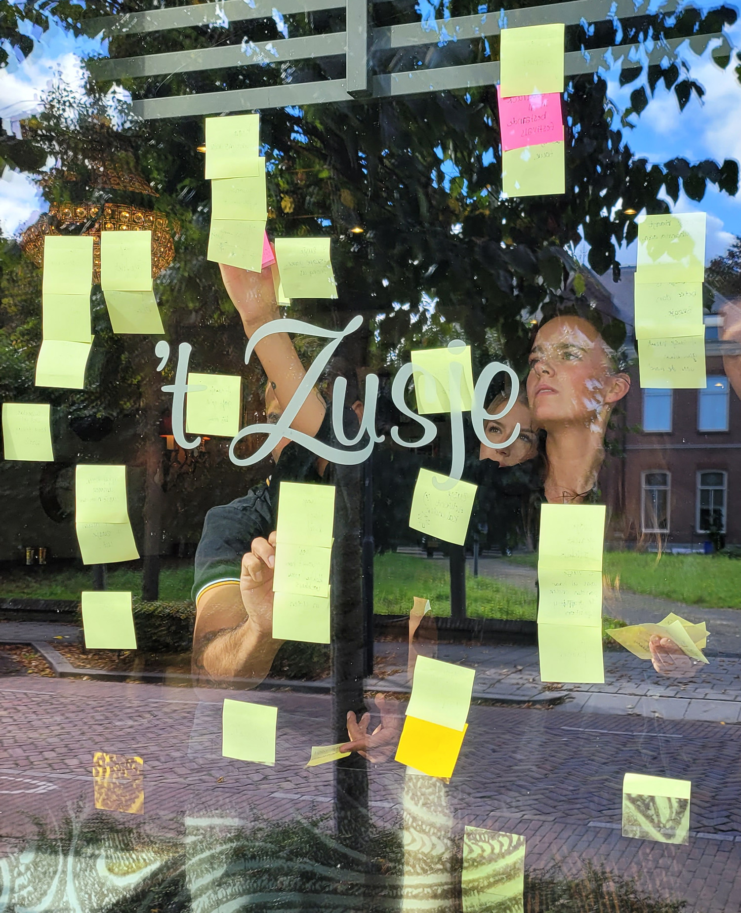 Brainstormsessie met memobriefjes op een raam