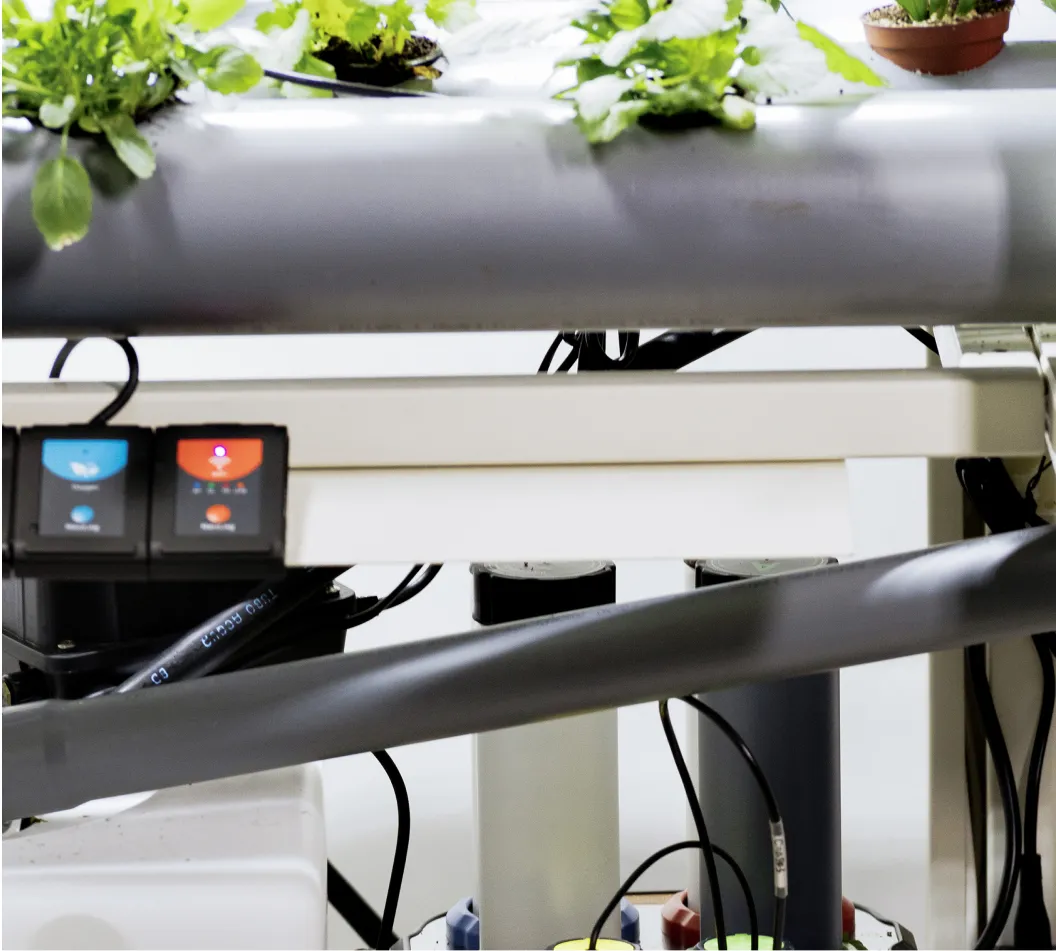 El panel de control « EcoGrow », instalado debajo de un canal con plantas