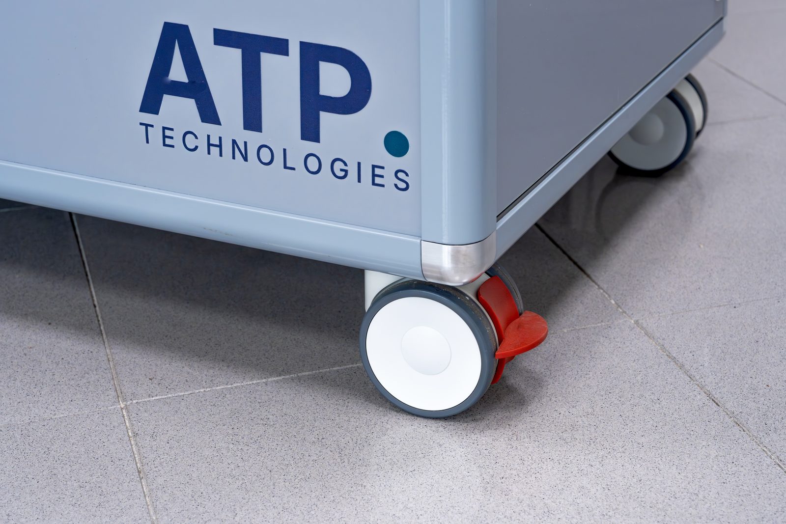 Le coin de l'armoire « Mobile Lab » d'ATP reposant sur sa double roulette, le levier de frein rouge étant enclenché