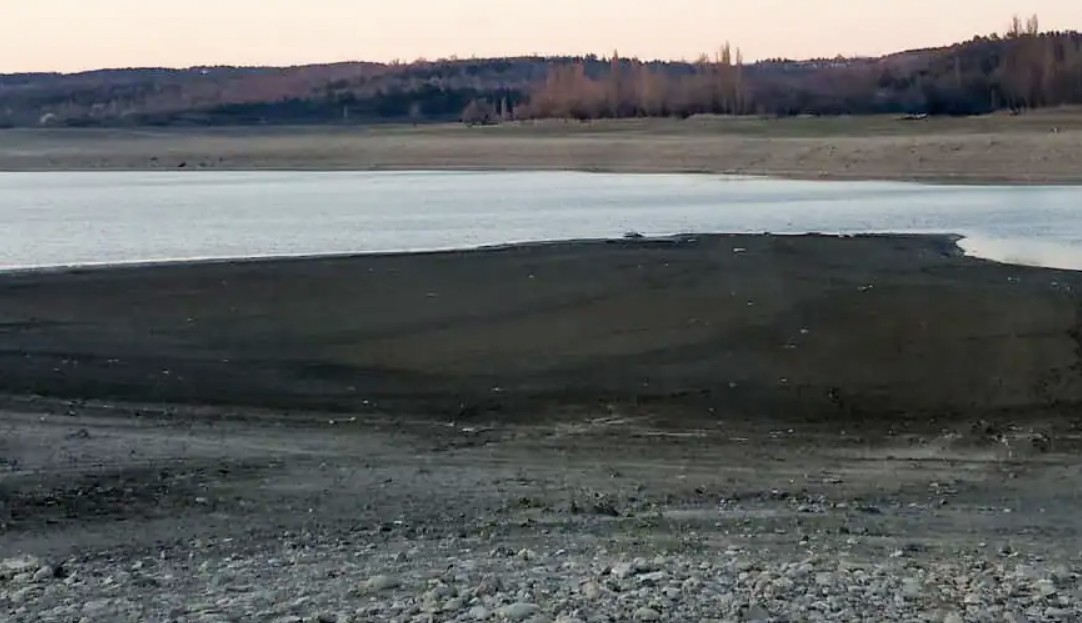 Влітку російські туристи отримають у Криму багато води з мазутом, зате мало прісної